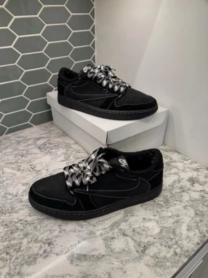 Nike Air Jordan 1 Low svart/vit - Säljer min Jordan 1 low Travis scott black phantom i storlek 42. Helt ny Utan box. Pris kan diskuteras🤝