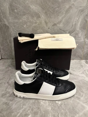 Valentino Flycrew Sneaker - Valentino Flycrew Sneaker | Eftertraktade | Nästintill nya | Nypris: 7499+ | Storlek: 40 (Passar även dig som vanligtvis har storlek 41) | Alla nitar på | Skobox, skosnören och dustbags medföljer | Hör av dig vid minsta fundering 📦