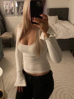 Vit långärmad topp från Gina Tricot - Säljer en stilren vit långärmad topp från Gina Tricot. Perfekt att matcha med jeans eller kjol för en clean look. Storlek S men passar Xs också.