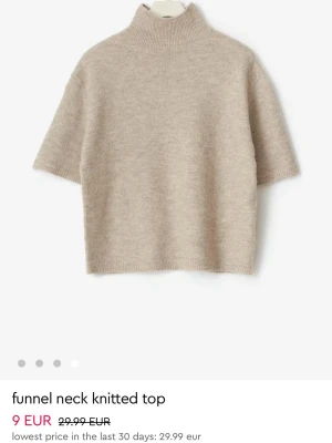 Polo tröja  - Säljer denna fina stickade T-shirt polo tröjan från Gina. Den är helt slutsåld överallt🩷 har aldrig använt tröjan och den är i jättefint skick. Skriv om ni har några frågor eller önskar fler bilder💓