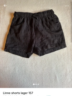 Svarta linneshorts från Lager 157 - Säljer ett par svarta shorts från Lager 157 i mjukt linne. De har elastisk midja med snörning och två fickor fram. Perfekta för varma dagar och riktigt sköna att bära. Enkel och avslappnad stil.           Pris kan diskuteras 