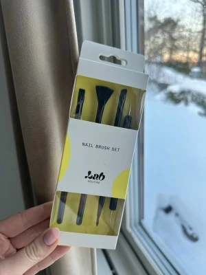 Lab Routine Nail Brush Set - Ett set med fyra nagelborstar från Lab Routine, perfekt för att skapa mönster, detaljer och motiv på naglarna. Innehåller detail brush, fan brush, french manicure brush och dotting brush. Borstarna är svarta och 100% veganska. Passar alla typer av nagellack.
