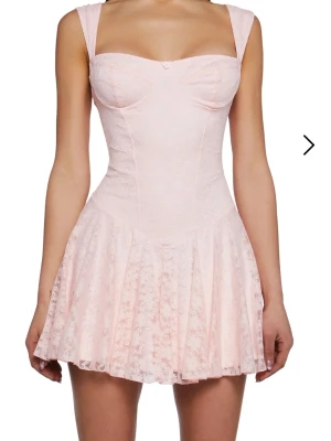 Rosa klänning i spets från Sugar Thrillz  - Perfect Date Mini Dress (Märke: Sugar Thrillz) köpt på Dollskill för ca 925 kr inklusive frakt och importmoms. Slutsåld. Storlek XS. Helt ny med tags och skickas i originalförpackning. 