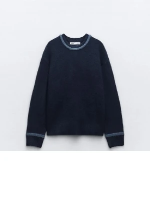 Mörkblå stickad tröja från Zara - Mysig mörkblå stickad tröja från Zara med ljusblå detaljer vid halsringning och ärmslut. Tröjan har lång ärm och en unik omlottdetalj i ryggen med stickade band. 