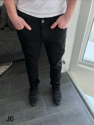 Svarta jeans från Jack & Jones - Säljer ett par svarta jeans från Jack & Jones med passform Slim/Glenn. Hör av er vid minsta funderingar!