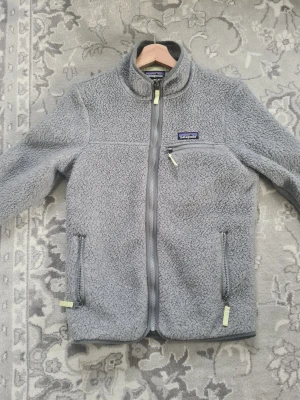 Patagonia fleece - Mysig grå teddyjacka från Patagonia i storlek XS. Den är I mycket bra skick! Hör av dig vid frågor☺️
