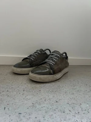 Grå lanvins  - Säljer mina grå lanvins pga att dom inte kommer till användning längre. Dom är använda sparsamt men det finns ändå några tecken på användning. Hör av dig vid frågor! 