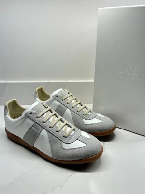 Maison Margiela Gats - En av dem få autentiska Maison Margiela Gats | Sprillans nya skick 10/10 | Storlek 44 | KVITTO finns, box och dust-bag tillkommer vid köp | Hör av er för mer information/bilder! 