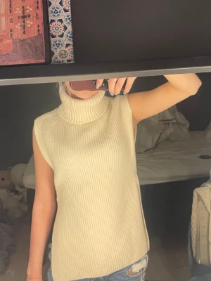 Ärmlös beige polotröja stickad - Säljer en stickad, ärmlös polotröja i beige. 