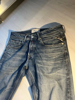 Replay jeans - Säljer ett par Replay jeans med sjukt snygga fades som är sällsynt och välskött, W29 L30 sitter true to size och är slim fit. Skriv vid det  minsta lilla fundering