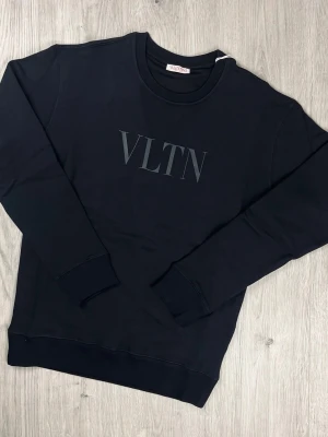 Svart sweatshirt från Valentino VLTN - Svart sweatshirt från Valentino med VLTN-tryck på bröstet. Säljer pga använder ej inga flaws elle hål jättebra skick.