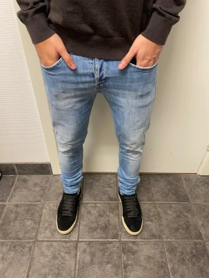 Dondup jeans George - Feta ljusblå Dondup George jeans. De är i mycket bra skick. Storlek 31 men sitter lite tajtare. Modellen är 173cm, 64kg. Pris kan diskuteras!