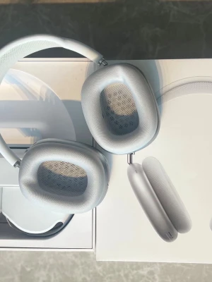 AirPods Max - Silver/Vit - Säljer Apple AirPods Max i vit/silver.  ✅ Helt oanvända – aldrig öppnade eller använda ✅ Toppskick / Nya ✅ Fick dem via abonnemangsavtal ✅ Garanti gäller till december 2026  Otroligt ljud, aktiv brusreducering och Apples exklusiva design i ljus finish.  📩 Hör av dig vid minsta lilla fråga – jag svarar snabbt och skickar gärna fler bilder. 📦 Snabb och säker frakt. 