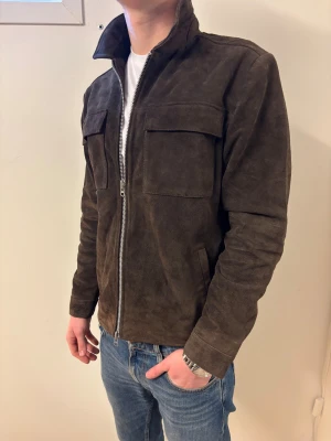 Human scales suede jacka helt ny  - HUMAN SCALES SUEDE JACKET | Skick: 10/10, helt ny med lappar kvar | Storlek: L passar M |Nypris 4000kr! | Fraktar inom 24H efter köp, på köparens bekostnad📦 Hör av dig vid minsta fråga eller fundering🌟 