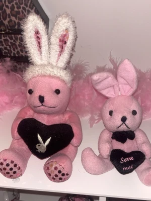 Playboy gosedjur 💕 - Säljer två söta Playboy gosedjur i mycket bra skick. 💕  Kaninen till vänster är från Playboy och har ett hjärta med Playboys ikoniska logga på, kaninen till höger är från ett franskt märke ELUZ med ett hjärta där det står ”krama mig” på franska.   Kanin till höger 100kr Kanin till vänster 250kr Båda tillsammans 300kr 