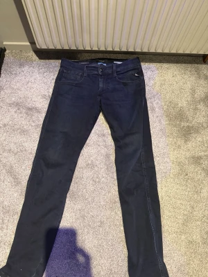 Mörkblå Replay Anbass jeans - Säljer ett par mörkblå Replay Anbass jeans nyskick strlk 30:30
