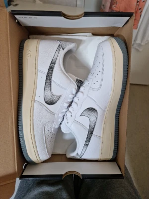 Oanvända Nike Air Force 1 Premium  - Helt nya i original låda. Special Edition Premium skinn överdel. Storlek 44.5. Sista pris 1400 kr. Dessa är slutsålda överallt. Kvitto finns. Inga byten /no trade. Svarar inte på skambud