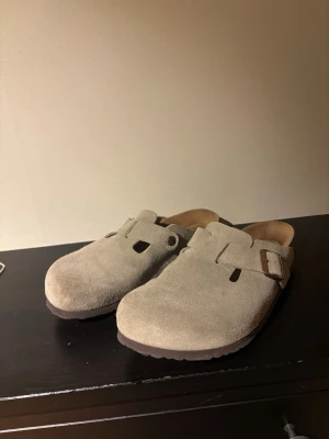 Birkenstock boston taupe narrow fit - Bostons i mycket bra använt skick, något liten slitning på ena tån, endast använda ett par gånger men var alltför smala för mig.
