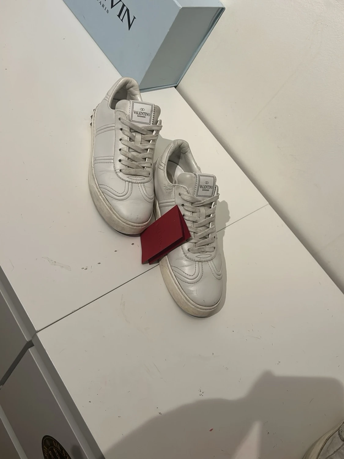Valentino Garavani vita sneakers i skinn