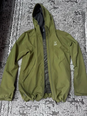  Haglöfs - Säljer en unik grön Haglöfs jacka. Jackan är ny men använd några gånger bara, inga skador på jackan vid intresse och fler bilder fråga på. Pris går att sänka.