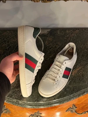 Gucci ace skor  - Gucci skor | Skick 9,5 | Nypris 9000kr mitt pris 1990 | Storlek 42,5 | Innermått 27,5cm | Hör av dig vid minsta fråga eller fundering📩
