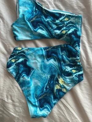 Baddräkt med skärning - Så cool baddräkt med skärning i midjan. Inbyggd bh. Använd en gång