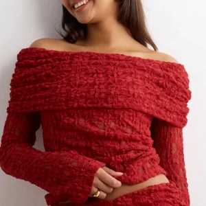 Röd offshoulder blus i spets - Supermysig tröja köpt på Nelly, använd endast två gånger men tycker den är lite för stor för mig,