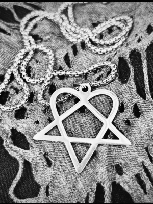 90’s vintage halsband med Heartagram! - 90’s Vintage halsband i rostfritt stål med Heartagram. Mått: 3 x 3,5 cm. Kedja: 60 cm. I nyskick! 