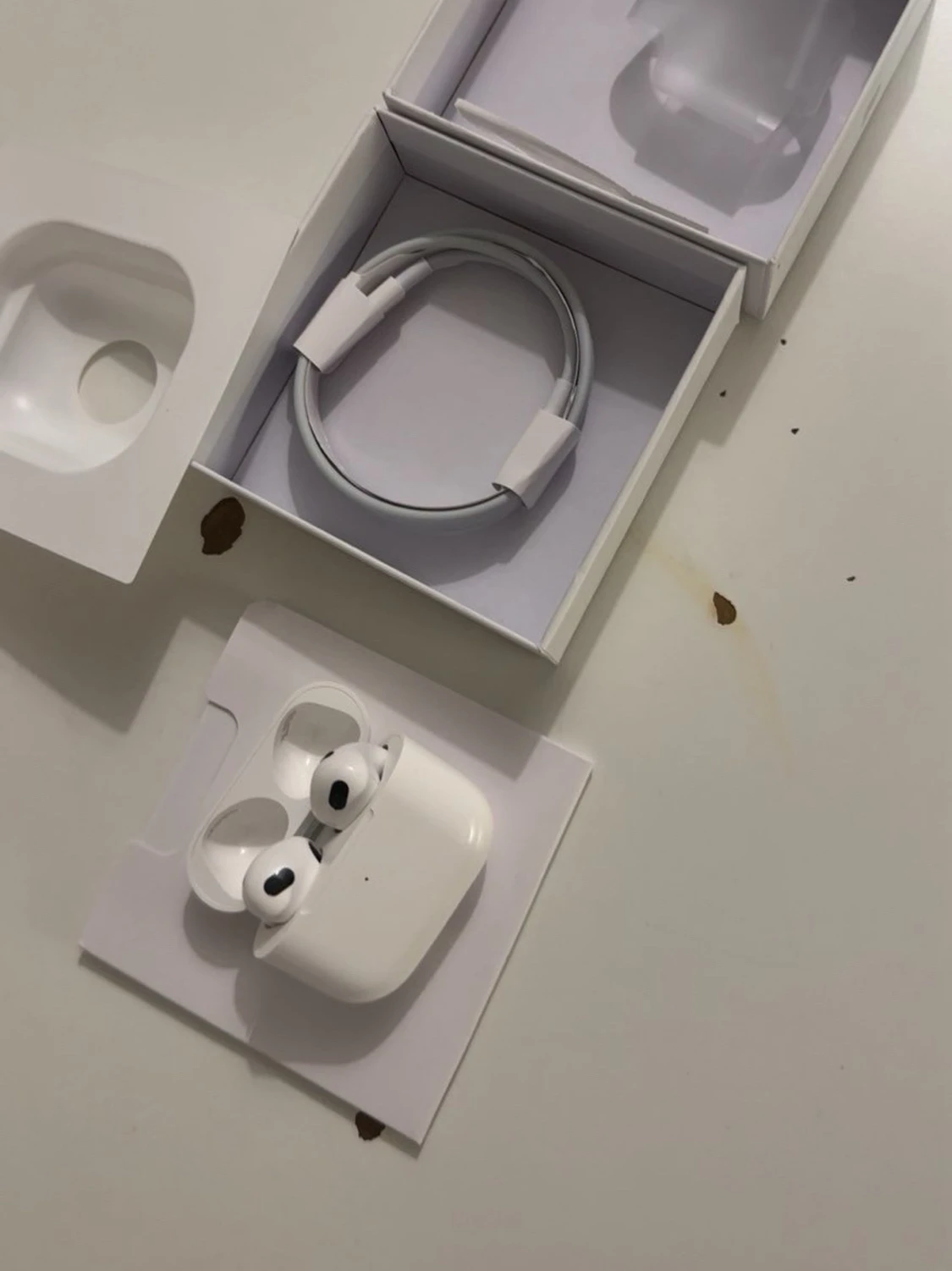Ett par AirPods pro jätte bra sköna i öronen bra vibe👍🏾 - 2