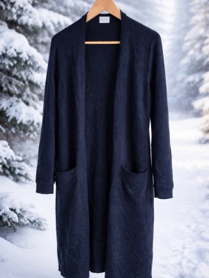 Mörkblå lång kofta från Vila mjuk & bekväm stickad fint skick   - Säljer en bekväm Lång, mörkblå kofta från Vila med öppen front och två stora fickor framtill. Koftan har lång ärm och är tillverkad i ett mjukt stickat material som passar perfekt för kyligare dagar. Enkel och stilren design som är lätt att matcha. toppen  skick används  bara vid  ett tillfälle. * leverstoid1-3 vardagar. Kontakta mig gärna innan köp mvh Anna 