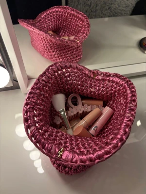 Virkad necessär (clutch bag) - Bella - i rosa metall garn - Virkad necessär - Bella -    🩷 En handgjord necessär med ihopfälld        bar ram (rundad)  🩷 Virkad i ett metall liknande garn, som ger en        otroligt fin och en häftig rosa metall färg  🩷 Storlek M: Bred ca 17 cm - Lång ca 22        cm 🩷 Färg: Metall rosa   Perfekt som necessär, sminkväska, väska eller att ge bort i present! 💝   🩷 Virkad av mig @virkningbynadja  (Kolla min profil för fler färger)    Kolla gärna in min Instagram för mer, @virkningbynadja ✨