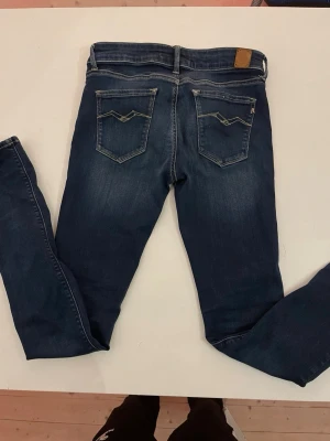 Replay jeans 27/32 - Replay 27/32 i modellen ”Luz” perfekt för dig med smalare ben eller som vill ha ett par jeans som är lite extra slimare.Dem har ett litet hål som är lagat som ni ser på bild 5! Priset är ej hugget i sten.