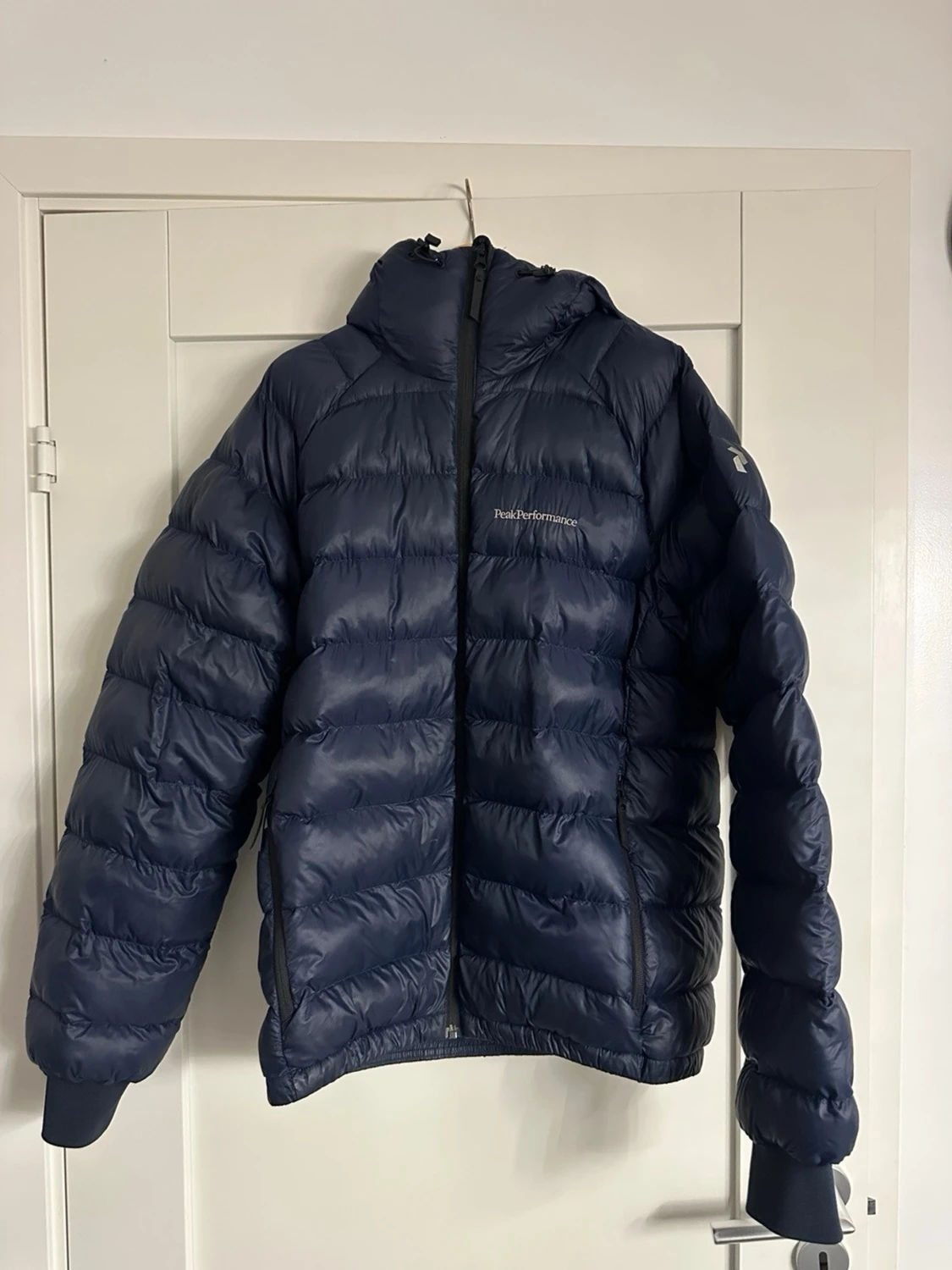 Mörkblå Peak Performance dunjacka