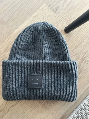 Mörkgrå acne mössa - Köpte den här på Plick men har inte använda den så mycket så tänkte sälja den vidare🥰