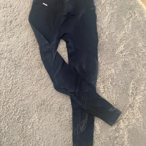 Mörkblå seamless tights från Aim'n XS - Säljer ett par mörkblå seamless tights från Aim'n i storlek XS. De har ribbade detaljer och är tillverkade i ett stretchigt material som passar perfekt till träning. Snygg passform och hög midja för extra komfort.