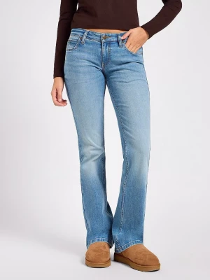 Ljusblå bootcut jeans Lee - Säljer ett par ljusblå bootcut jeans från Lee med klassisk femficksdesign och bootcut passform. Jeansen är tillverkade i mjukt denimtyg med lite stretch för extra komfort.  De är välanvända men även väl omhändertagna utan några defekter. Midjemåttet på byxan är 26 inches och innebensmåttet är 33 inches, Sitter perfekt på mig som är 176cm lång.💕 (Nypris 1000kr)