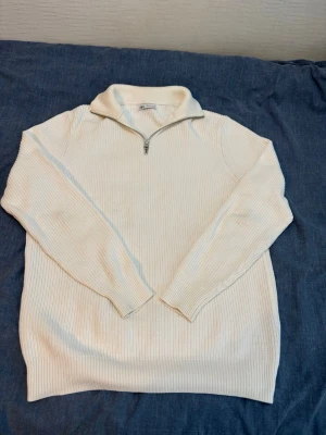 Vit turtleneck från zara - Zara turtleneck i vit som är använd ett par gånger men ör fortfarande i bra skick. Skiv vid frågor.
