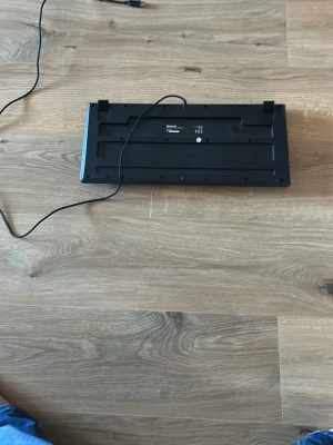 Mission SG USB Tangentbord - Mission SG är ett robust USB-tangentbord med klassisk layout och multimediaknappar. Kabelanslutning för stabil användning. Tangentbordet är i gott skick med mindre tecken på normalt bruk. Perfekt för både arbete och spel.