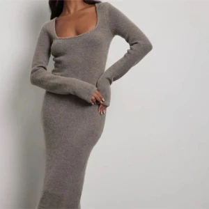 Beige/brun lång stickad klänning - Beige/brun lång stickad klänning från Nakd. Köpt från någon annan men aldrig använd. Fräscht skick