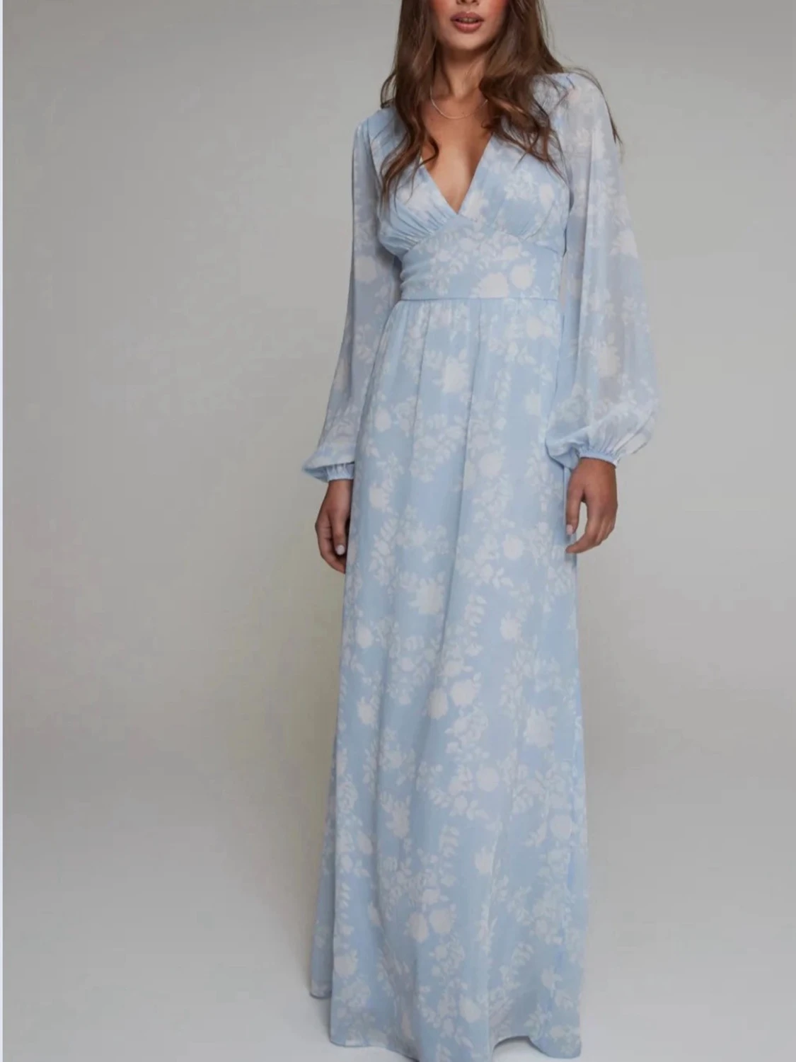 Ljusblå långklänning med blommigt mönster