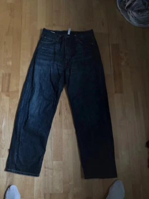 Mörkblå wide jeans från Weekday - Säljer ett par mörkblå jeans från Weekday med klassisk femficksdesign och raka, breda ben. Jeansen har hög midja och är tillverkade i robust denim. Perfekta för dig som gillar en avslappnad och trendig look.