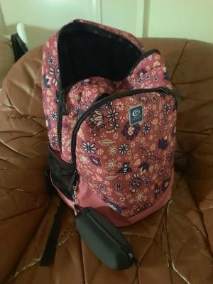 Rosa ryggsäck - Vattentät rosa ryggsäck från Ripcurl, använd och ändå i nyskick! Väldigt resistent material och passar vilkensport somhelst. Skriv för frågor eller fler bilder!