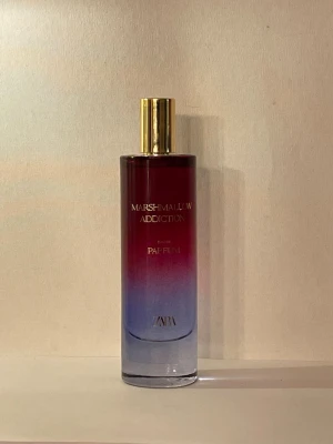 Zara Marshmallow Addiction  -  Zara med noter av frukt och solros, mjuk vanilj i hjärtat och en bas av mysk. 80ml testad. 