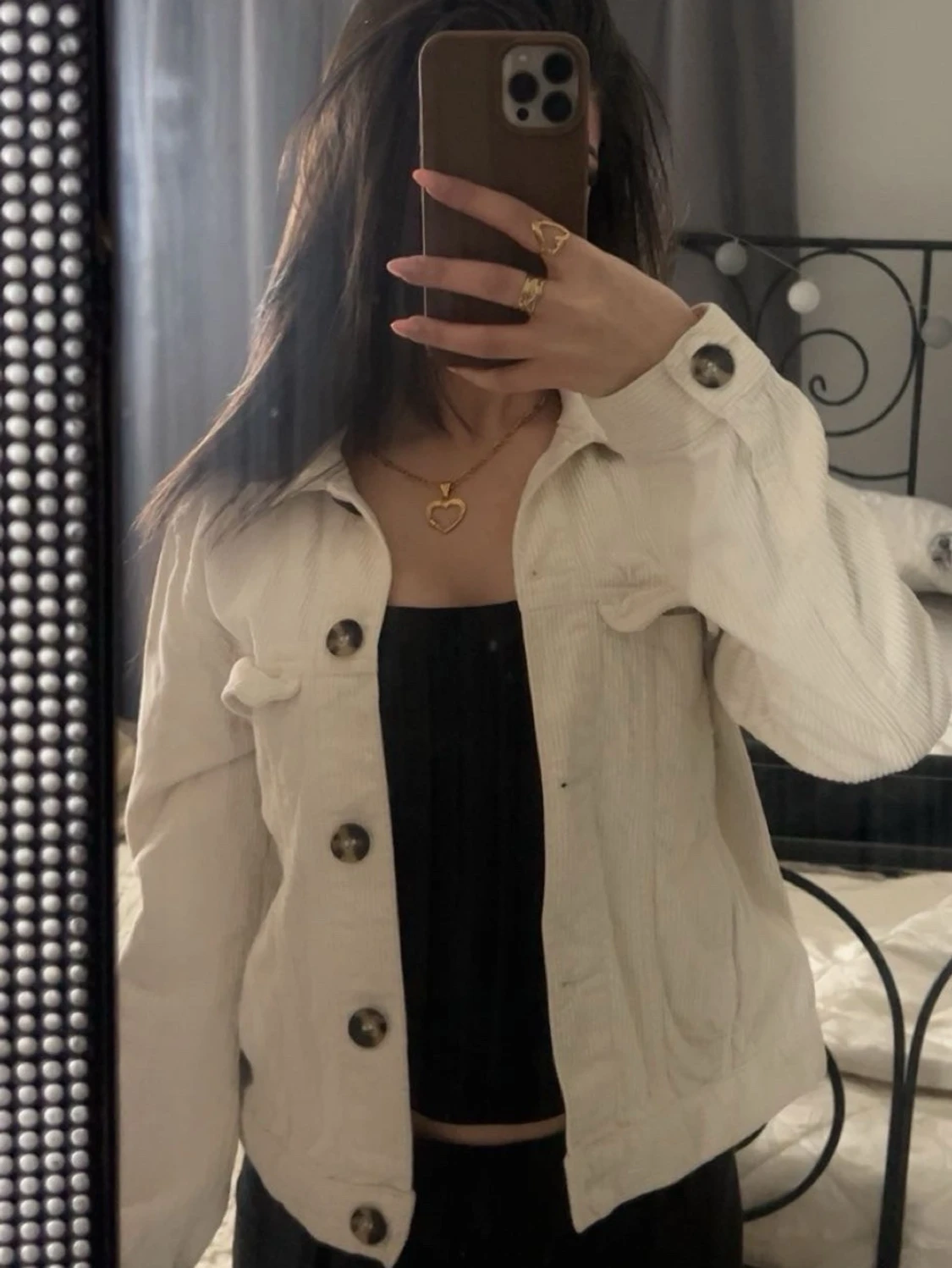 Vit jacka med stora knappar