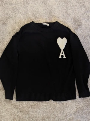 Ami Paris tröja - Snygg ami Paris tröja. Inga defekter, påse och tags finns men är avklippta. Buren 2/3 gånger max.