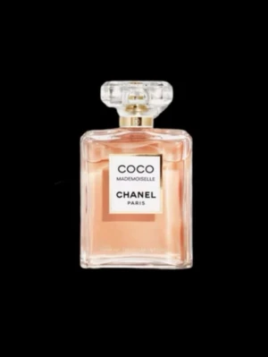 Coco Mademoiselle EdP från Chanel - En ikonisk parfym från Chanel med elegant design. Perfekt för dig som vill ha en klassisk och tidlös känsla. Flaskan har en stilren look och passar dig som gillar exklusiva detaljer. Tillverkad i Paris. Inte äkta men samma doft enligt mig