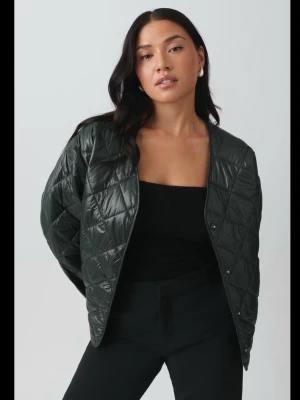 Mörkgrön quiltad jacka från Gina Tricot - Quiltad jacka i mörkgrönt från Gina Tricot. Skulle säga att jackan är oversized. Aldrig använd! Slutsåld. Nypris 599. Perfekt till våren💕