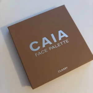 Caia ansiktspalette  - Jättefin palette från Caia i färgen Classy, har varma toner✨Har endast swatchat färgerna men ej använt still sminkning då tonerna är för varma för mig. Skickar samma dag/dagen efter💞