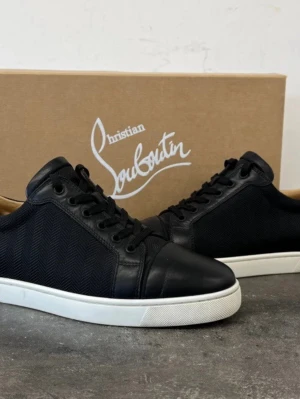 Cristian louboutin sneakers - Intressekoll på riktigt feta loubs med läder och ett unikt mönster på sidan, skick är ungeför 8/10 och dom kommer med box.