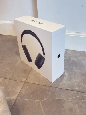 Air pods Max - Tjena! Säljer dessa riktigt bra air pods Max hörlurar som är knappt använda och är topp kvalitet! Nypris (6400kr) skriv om frågor